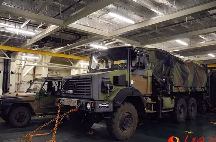 Ngoài trực thăng, khoang đáy của tàu có thể chở tới 59 phương tiện cơ giới (gồm 13 xe tăng Leclerc) hoặc tiểu đoàn 40 xe tăng Leclerc. Ảnh: xe vận tải đặt trong khoang đấy tàu đổ bộ Mistral mang tên Dixmude. Nhìn chung, khả năng của Mistral hoàn toàn vượt trội so với Type 071 của Trung Quốc khi chỉ chở được 15-20 xe thiết giáp và 4 trực thăng hạng nặng Z-8, dù có kích thước gần tương đương nhau.