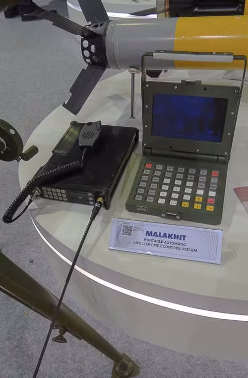 Khi bắn, liều phóng sẽ đưa đạn bay theo quỹ đạo đường đạn thông thường tới gần mục tiêu. Sau đó, lính trinh sát sẽ sử dụng hệ thống điều khiển hỏa lực tự động (trong ảnh) Malakhit chiếu chùm tia laser vào mục tiêu ở tầm tối đa 7km. Khi đó, đầu dò của Krasnopol-M2 sẽ khóa mục tiêu và hệ thống định vị hiệu chỉnh quỹ đạo bay của đạn tấn công vào điểm đã chọn (xác suất chính xác 80-90%). Đạn có thể bay theo quỹ đạo đánh từ trên xuống để tối ưu khả năng diệt mục tiêu bọc thép.