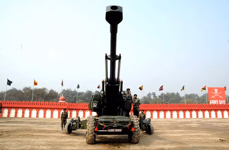 Ngoài ra, với “con bài” Krasnopol-M2, Nga sẽ có cơ hội lấy lại phần nào thị trường truyền thống Ấn Độ vốn đang sử dụng khá nhiều loại pháo phương Tây cỡ 155mm. Trong ảnh, khẩu lựu pháo FH77 cỡ 155mm của Lục quân Ấn Độ, nhập khẩu từ Thụy Điển.