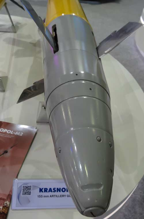 Tổ hợp đạn pháo thông minh Krasnopol-M2 được thiết kế để tấn công tiêu diệt các mục tiêu xe tăng, thiết giáp, giá trị cao. Đạn pháo dài 1,2m, nặng 54kg với phần thuốc nổ 11kg, tầm bắn đạt 25km.