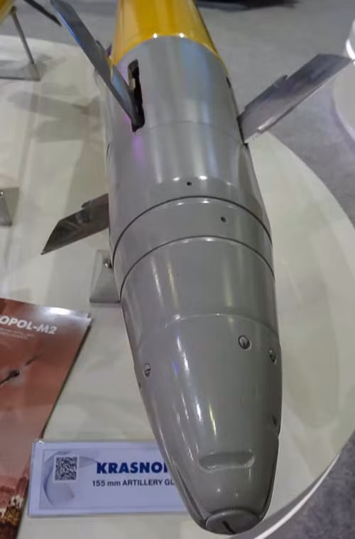 Tổ hợp đạn pháo thông minh Krasnopol-M2 được thiết kế để tấn công tiêu diệt các mục tiêu xe tăng, thiết giáp, giá trị cao. Đạn pháo dài 1,2m, nặng 54kg với phần thuốc nổ 11kg, tầm bắn đạt 25km.