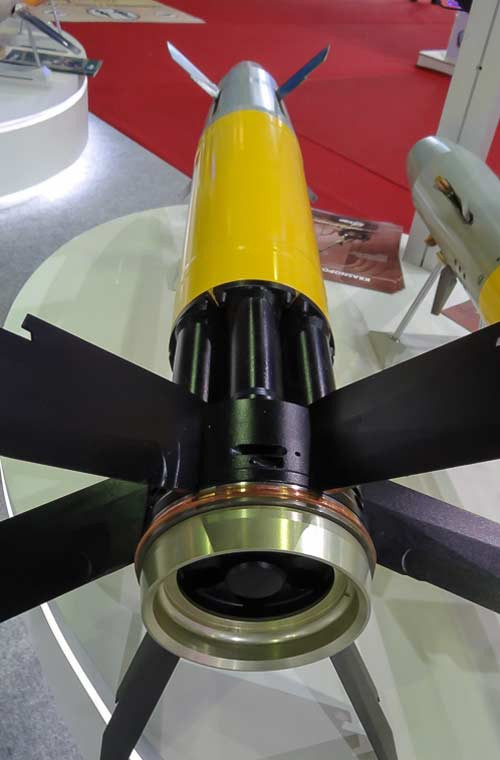 Trên thân đạn có các cánh lái ở đuôi và đầu mũi đạn để đưa quả đạn tới mục tiêu thông qua hệ thống dẫn đường laser.