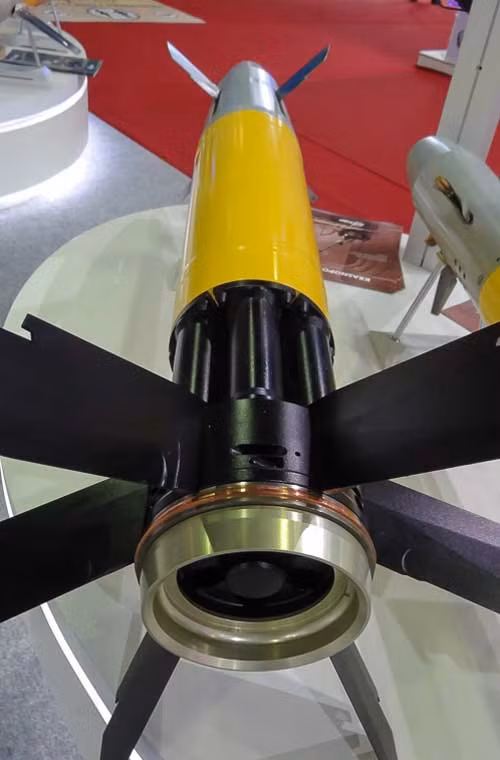 Trên thân đạn có các cánh lái ở đuôi và đầu mũi đạn để đưa quả đạn tới mục tiêu thông qua hệ thống dẫn đường laser.