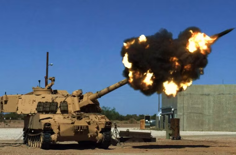 Trong khi đó, tổ hợp đạn pháo thông minh KM-1M Krasnopol-M2 làm theo cỡ 155mm phù hợp với cỡ pháo của các nước phương Tây như M109, G5, G6, FH77, TRF-1... Không loại trừ khả năng, với thiết kế này Nga muốn tấn công mạnh vào thị trường các nước dùng vũ khí Mỹ, châu Âu với giá cả phải chăng (hơn so với hàng Mỹ), trong khi tính năng ngang ngửa.