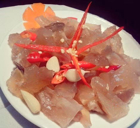 Gân bò là một trong những nguyên liệu làm món ăn ngâm giấm sả ớt cực ngon nhưng ít người biết đến. Từng miếng gân bò giòn sần sật hòa quyện với hương vị chua cay của giấm sả... đảm bảo sẽ rất được lòng các thành viên trong nhà bạn. Ảnh: Monngon.