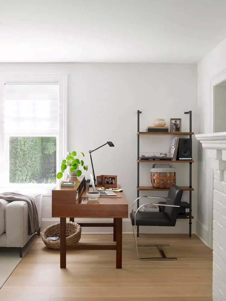 Một chiếc bàn, ghế văn phòng và giá sách dạng thang biến một góc phòng khách thành không gian học tập hiệu quả mà không làm cho căn phòng trở nên quá tải.