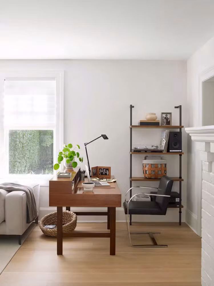 Một chiếc bàn, ghế văn phòng và giá sách dạng thang biến một góc phòng khách thành không gian học tập hiệu quả mà không làm cho căn phòng trở nên quá tải.