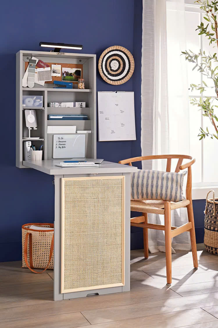 Nếu không gian sàn không cho phép bạn thêm tiện ích sử dụng, bán gấp có thể là giải pháp. Kết thúc thời gian học, con bạn có thể xếp lại bàn và lớp mây đan sẽ đóng vai trò như chi tiết trang trí, bổ sung cho màu sắc và họa tiết tự nhiên trong căn phòng.