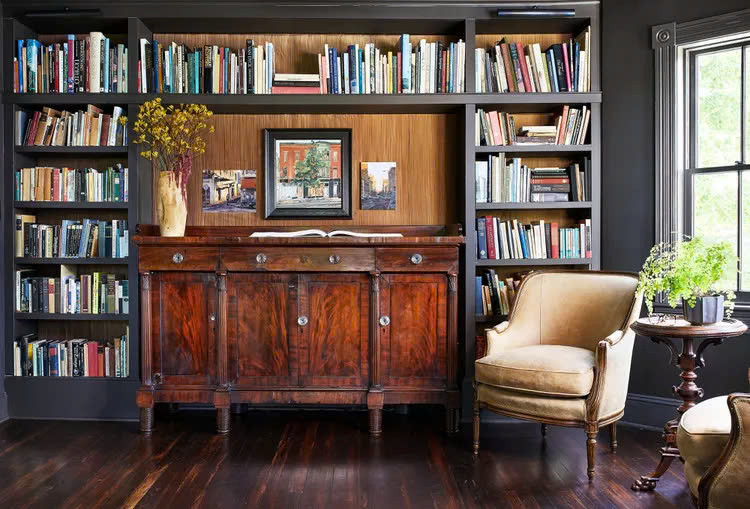 Nếu con bạn thích sách và cảm giác yên tĩnh khi học tập giữa những chồng sách tại thư viện, hãy tạo ra bầu không khí tương tự tại nhà.