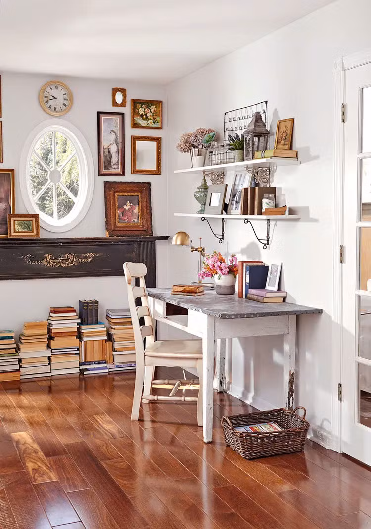 Với rất nhiều sách, chân dung, họa tiết trang trí cổ... không gian học tập này vừa lãng mạn vừa mang yếu tố học thuật giúp con bạn thỏa sức sáng tạo.