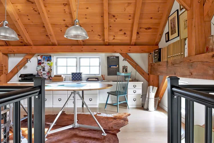 Biến một phần của gác xếp thành phòng học với nhiều không gian lưu trữ.