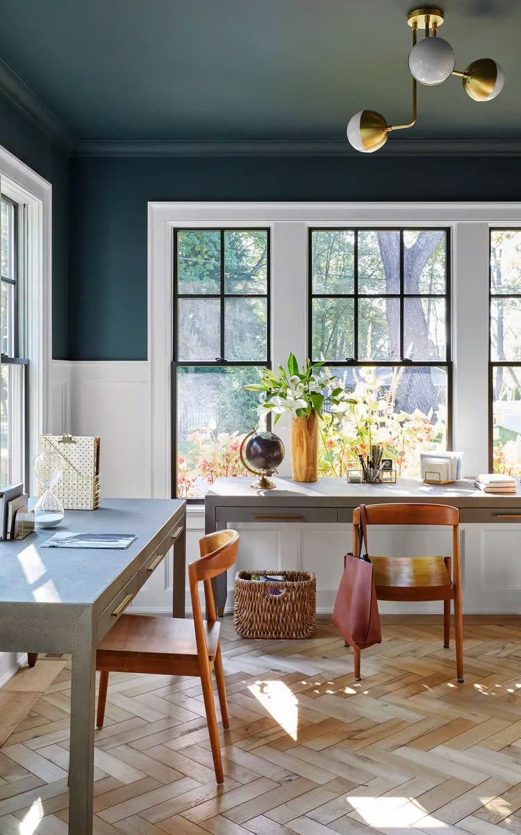 Phòng học hiện đại với cửa sổ mang ánh sáng và thiên nhiên, giúp năng suất và tràn đầy năng lượng để học tập.