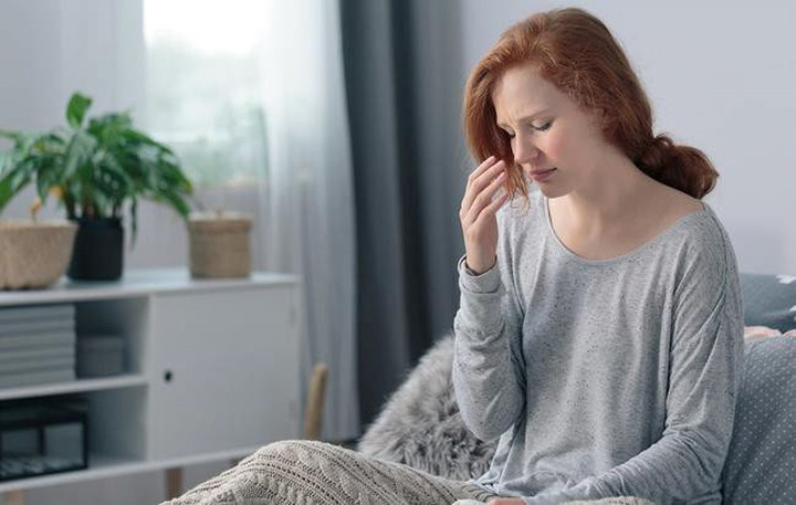 Sự khác biệt giữa nhiễm trùng xoang và cảm lạnh?: Mặc dù ban đầu các triệu chứng của 2 tình trạng này rất giống nhau, cảm lạnh thường kéo dài từ 5-7 ngày và sau đó các triệu chứng sẽ bắt đầu cải thiện. Nhưng nhiễm trùng xoang sẽ không biến mất nhanh chóng. Trong khi đó, nhiễm trùng xoang sẽ kéo dài ít nhất 10 ngày và thường bắt đầu trở nên tồi tệ từ ngày thứ 10 và kéo dài khoảng 1 tuần sau đó. (Ảnh KT)