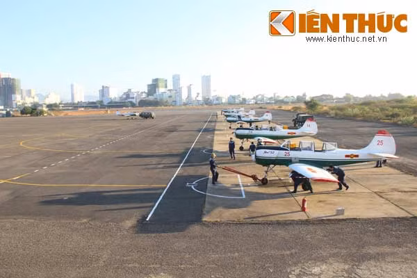 May bay Yak-52 Khong quan Viet Nam bay khai xuan