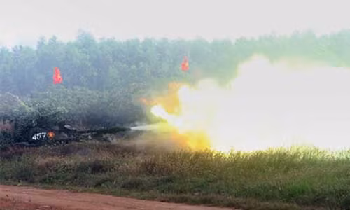 Xem phao 100mm xe tang T-54/55 huyen thoai khai hoa