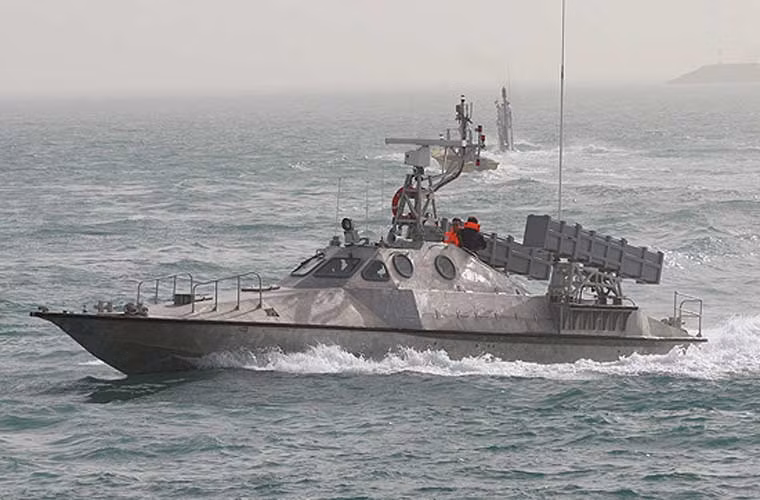 Loại tàu thứ 2 là lớp tàu tên lửa cao tốc C 14 có lượng giãn nước 20 tấn, trang bị 2 tên lửa hành trình chống tàu hạng nhẹ C-701 Kowsar có tầm bắn 25km - giống với thông tin truyền thông Iran công bố.