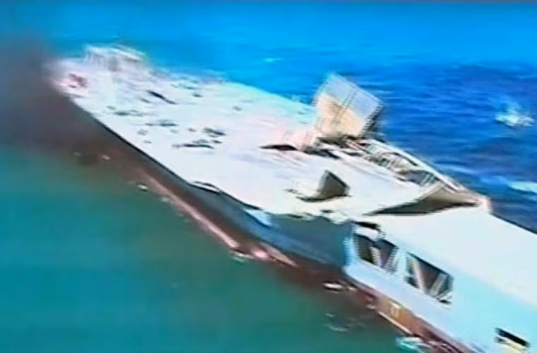 Ảnh mô hình tàu sân bay sau khi bị trúng đạn.