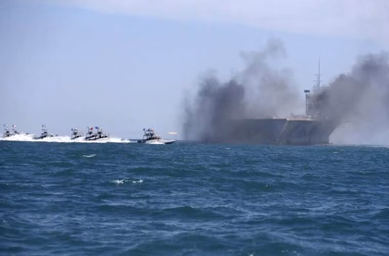 Theo Press TV thì tham gia cuộc tập trận có các tàu cao tốc được trang bị tên lửa hành trình tầm bắn 25km, tên lửa chống hạm tầm trung, ngư lôi, thủy lôi… Trong ảnh là đội tàu cao tốc đang phóng đạn bắn về phía mô hình tàu sân bay Mỹ.