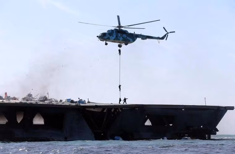 Cuộc tập trận có sự tham gia của cả trực thăng hải quân – chúng đã bắn 2 tên lửa hành trình chống tàu vào mô hình tàu sân bay dài khoảng 220m này.