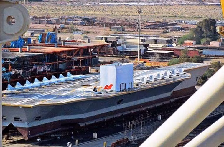 Theo hãng thông tấn Fars, mô hình dùng trong cuộc tập trận được xây theo kích thước thật “của một tàu sân bay Mỹ”. Thực tế, mô hình này đã xuất hiện từ đầu năm 2013 với thông tin là dùng để…đóng phim. Tuy nhiên, sau cùng thì nó lại được dùng trong cuộc tập trận này.