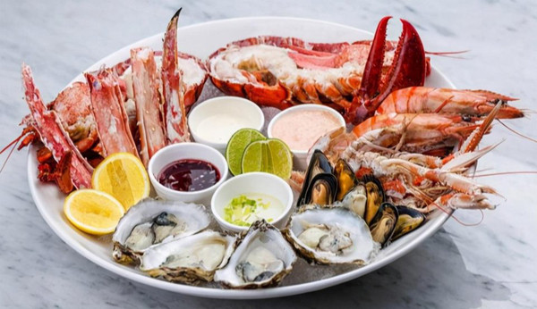 Hải sản. Điều kiện cuộc sống ngày càng được cải thiện, nhiều người lựa chọn hải sản làm món ngon bồi bổ cho mình. Ưu điểm của loại thực phẩm này là chứa lượng lớn dinh dưỡng, song hàm lượng chất béo thấp, ăn nhiều không sợ béo phì.