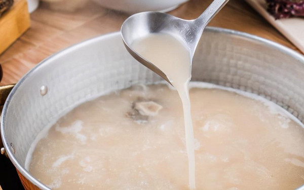 Nước hầm xương. Thịt lợn, xương lợn chứa lượng lớn purin. Trong khi đó, purin là chất dễ tan trong nước. Dùng nước hầm xương để bồi bổ đồng nghĩa với việc bạn đang nạp lượng lớn purin vào cơ thể mỗi ngày.