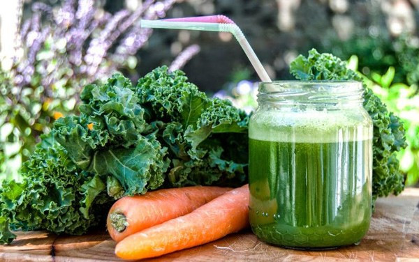 Ngoài việc làm mất đi giá trị dinh dưỡng ban đầu, sử dụng nước ép rau củ còn khiến trẻ nạp lượng lớn đường vào cơ thể. Đường có thể gây mòn men răng, sâu răng, hại tỳ vị, dạ dày của trẻ.