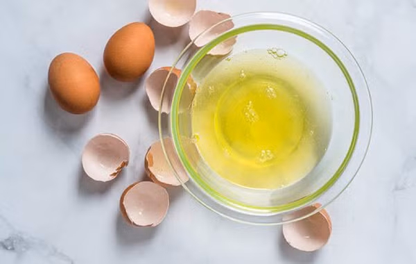 Lòng trắng trứng. Lòng trắng trứng chứa nhiều vitamin, protein và khoáng chất song là thực phẩm không nên dùng cho trẻ dưới 1 tuổi. Nguyên nhân bởi lòng trắng trứng chứa nhiều protein phân tử có thể dễ dàng xuyên qua thành ruột, đi vào máu gây ra tình trạng dị ứng, nổi mề đay.