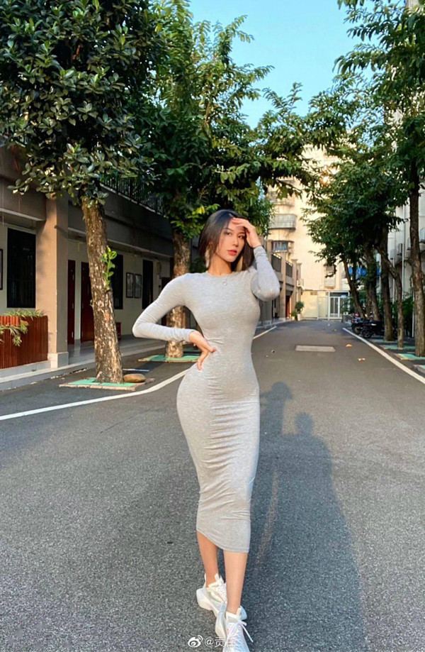 Diện váy bodycon - thiết kế quá đỗi bình thường song khi khoác lên người Cố Sơ bỗng trở nên vô cùng cuốn hút, nhiều chị em muốn mua ngay cho mình một bộ.