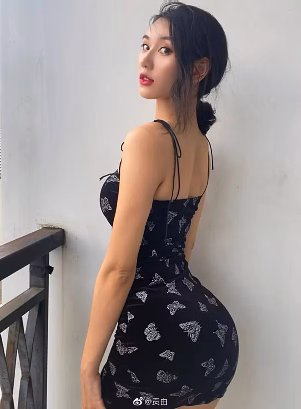 Được biết, Cố Sơ là người dân tộc thiểu số. Ngay từ nhỏ, cô nàng được bố mẹ trau dồi năng khiếu nghệ thuật bằng cách ghi danh các lớp học hát, nhảy múa.