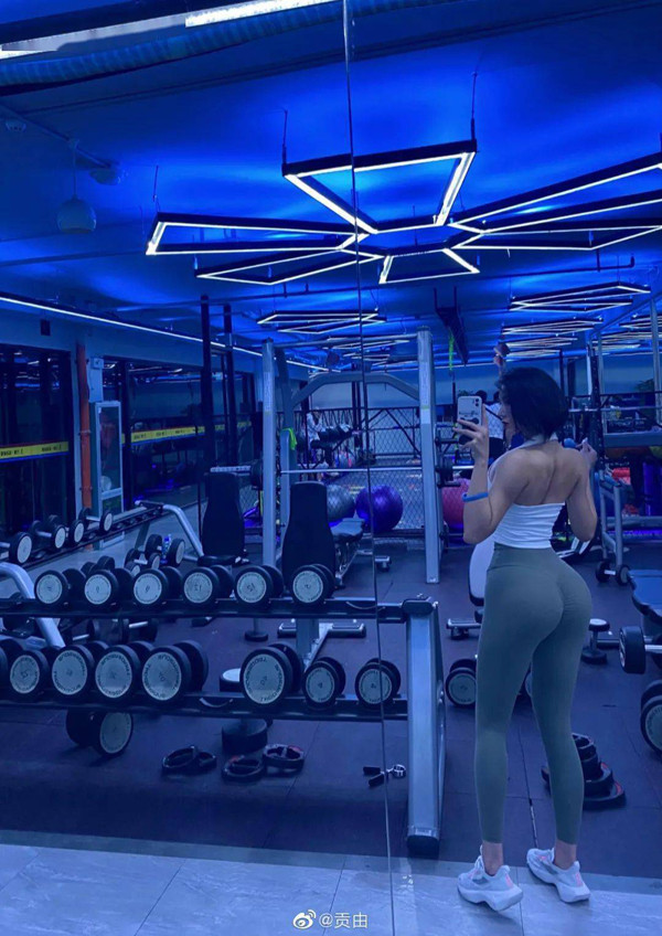 Một items khác thường được Cố Sơ chọn mặc là đồ tập. Thiết kế có khả năng tôn dáng rất tốt, chỉ cần nhìn thoáng qua cũng có thể để lại ấn tượng sâu sắc.