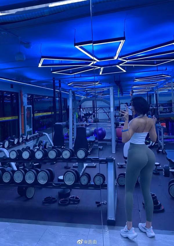 Một items khác thường được Cố Sơ chọn mặc là đồ tập. Thiết kế có khả năng tôn dáng rất tốt, chỉ cần nhìn thoáng qua cũng có thể để lại ấn tượng sâu sắc.