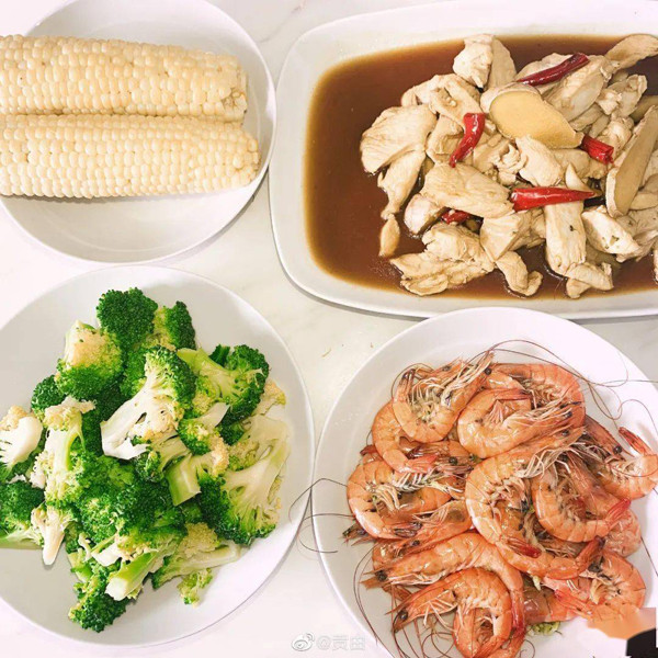 Trong khi bạn bè thi nhau ăn kiêng để giảm cân thì Cố Sơ lại xây dựng chế độ ăn ít béo, giàu protein, đầy đủ dinh dưỡng kết hợp tập luyện cường độ cao để tạo cơ.