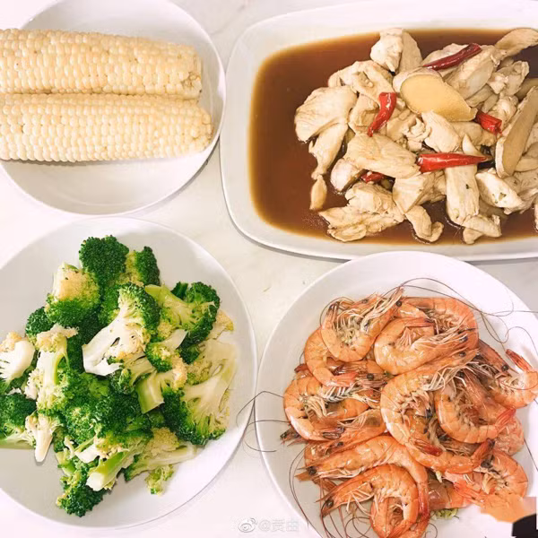 Trong khi bạn bè thi nhau ăn kiêng để giảm cân thì Cố Sơ lại xây dựng chế độ ăn ít béo, giàu protein, đầy đủ dinh dưỡng kết hợp tập luyện cường độ cao để tạo cơ.