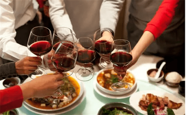 Di hop lop, chang trai sam mat luc thanh toan hoa don vi...