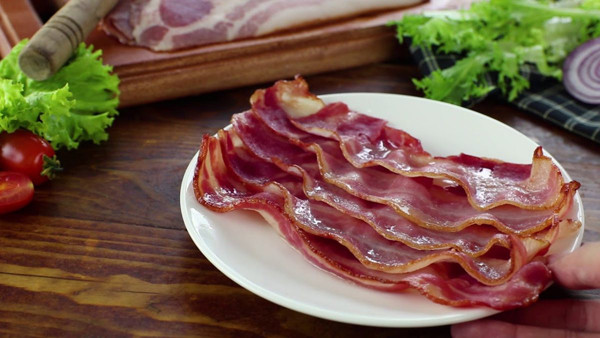 Thực phẩm hun khói. Thực phẩm hun khói có vẻ ngoài bắt mắt, hương vị độc đáo nhưng không nên ăn nhiều. Ngoài vấn đề vệ sinh, thực phẩm hun khói còn ảnh hưởng tiêu cực đến sức khỏe dạ dày. Nguy cơ này bắt nguồn từ việc đồ hun khói chứa nhiều chất độc hại như nitrit, chất gây ung thư benzopyrene và chứa lượng muối khổng lồ.