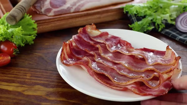 Thực phẩm hun khói. Thực phẩm hun khói có vẻ ngoài bắt mắt, hương vị độc đáo nhưng không nên ăn nhiều. Ngoài vấn đề vệ sinh, thực phẩm hun khói còn ảnh hưởng tiêu cực đến sức khỏe dạ dày. Nguy cơ này bắt nguồn từ việc đồ hun khói chứa nhiều chất độc hại như nitrit, chất gây ung thư benzopyrene và chứa lượng muối khổng lồ.