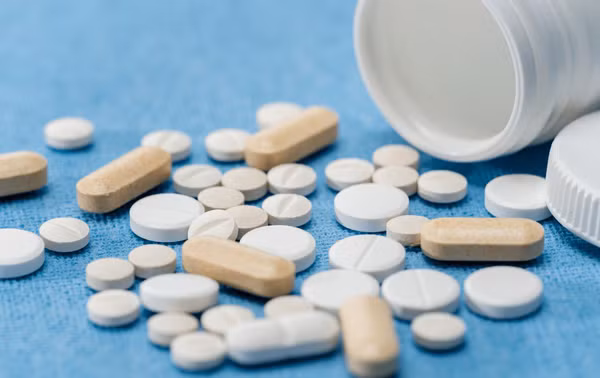 Để bổ sung canxi an toàn, khi dùng viên canxi bổ sung phải có sự chỉ định của bác sĩ. Quá trình bổ sung canxi, cần vận động để lượng canxi đưa vào cơ thể có thời gian kịp chuyển về đích là khung xương. Nên uống vào buổi sáng với nhiều nước để hiệu quả nhất. Nếu uống vào buổi chiều hay tối sẽ khiến canxi lắng đọng, dùng kéo dài gây ra các bệnh lý khác như sỏi thận, táo bón, khó ngủ.