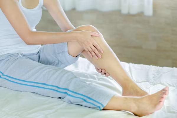 Thiếu canxi ở tay gây nóng, lòng bàn tay đổ mồ hôi. Thiếu canxi trong tử cung gây đau bụng kinh. Cơ thiếu canxi dễ gây tình trạng chuột rút. Thiếu hụt canxi trong các động mạch vừa và nhỏ gây co thắt mạch...