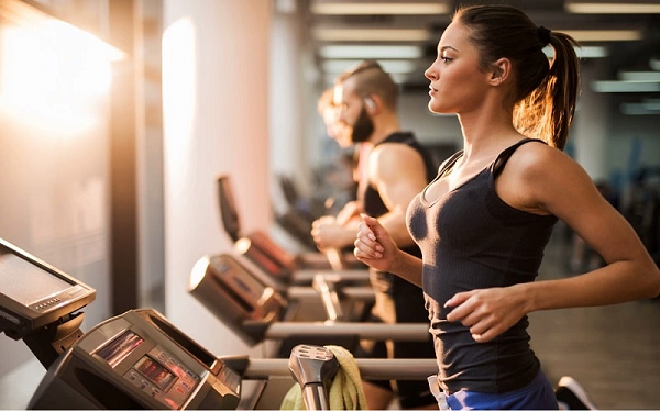 Tập thể dục cường độ cao. Tập thể dục buổi sáng rất tốt cho sức khỏe. Vậy nhưng, tập thể dục cường độ cao ngay khi thức giấc buổi sáng không có lợi trong việc nâng cao chất lượng giấc ngủ ban đêm.