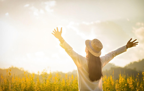 Chuyên gia cho biết, nhịp sinh học ảnh hưởng bởi sự kết hợp giữa cortisol tiết ra buổi sáng và melatonin tiết ra buổi tối. Muốn cơ thể tiết melatonin chất lượng cao, bạn cần đảm bảo lượng cortisol đạt đỉnh vào buổi sáng. Đứng dưới ánh mặt trời là cách tuyệt vời kích hoạt cơ thể bài tiết cortisol.