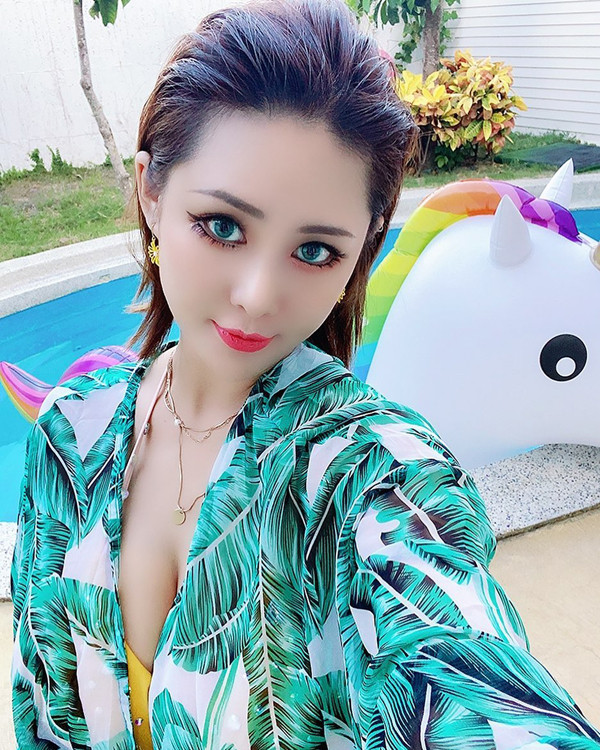 Cô nàng vẫn chăm chỉ giao lưu với người hâm mộ qua những tài khoản mạng xã hội. Nhờ vậy theo thời gian, người hâm mộ của Hồng Dung tăng lên đều đều.