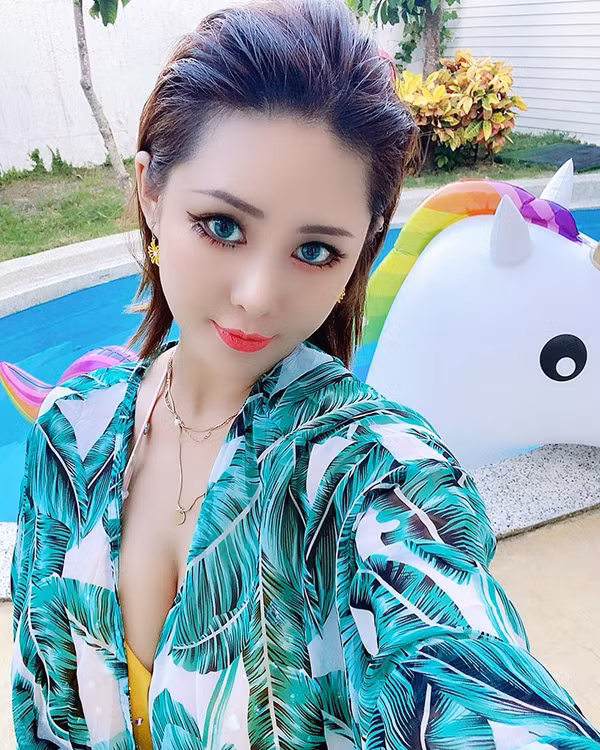 Cô nàng vẫn chăm chỉ giao lưu với người hâm mộ qua những tài khoản mạng xã hội. Nhờ vậy theo thời gian, người hâm mộ của Hồng Dung tăng lên đều đều.