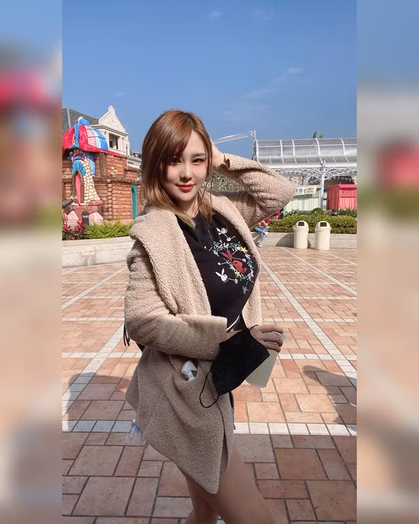 Hồng Dung từng cho ra mắt liên tiếp 3 cuốn sách ảnh vào năm 2012, 2014 và 2020. Trong mỗi cuốn, mỹ nhân đều phô diễn hình thể sexy, vòng 1 quyến rũ của mình.