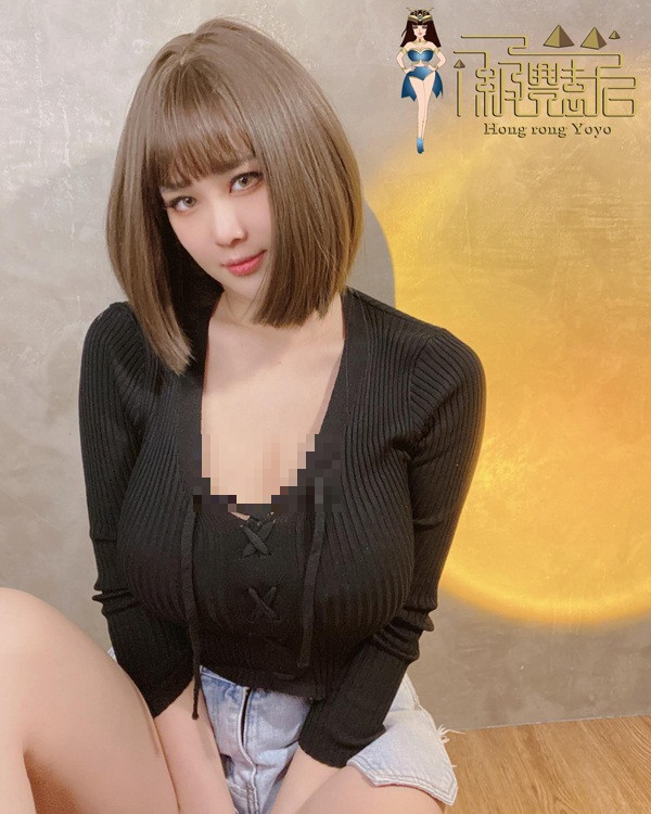 Được biết, không riêng Hồng Dung, mẹ và em gái của hotgirl cũng có khuôn ngực cực khủng. Trong khi người thân cảm thấy phiền toái vì vòng 1 quá lớn, thậm chí nghĩ tới việc phẫu thuật thu nhỏ thì mỹ nhân Đài Loan lại tận hưởng vòng ngực to lớn hơn người.
