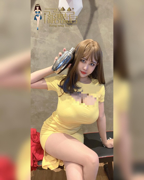 Những trang phục cô nàng hầu hết đều có đặc điểm trễ nải hoặc cắt xẻ nhằm tạo điểm nhấn tập trung vào vòng 1.