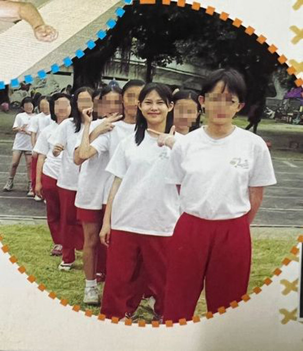 Trước lời đồn thổi, hot girl Hồng Dung cho biết kích thước vòng 1 của cô hoàn toàn tự nhiên. Để “đập tan” tin đồn dao kéo, Hồng Dung từng đăng ảnh bản thân khi 12 tuổi. Thời điểm đó, cô nàng đã có vòng ngực cúp F khiến dân tình “choáng váng”.