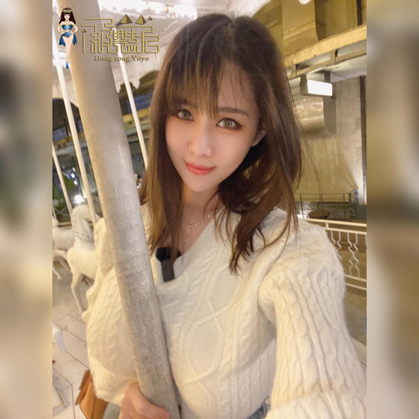 Trên trang cá nhân, cô nàng thường xuyên đăng tải hình ảnh xinh đẹp, trang phục gợi cảm khoe khéo vòng 1 căng mẩy.