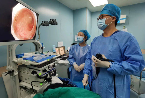 Đến khi không chịu được, bà tới bệnh viện khám và được kết luận mắc ung thư đại tràng. May mắn thay, căn bệnh ở giai đoạn đầu nên bác sĩ chỉ định điều trị bằng kỹ thuật ESD - kỹ thuật cắt bóc tách dưới niêm mạc qua nội soi.