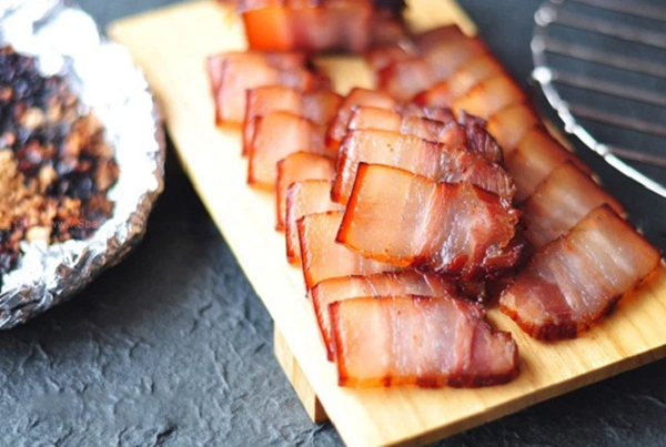 Hóa ra, vợ chồng ông Hoàng đều thích ăn mặn, thường xuyên chế biến thịt, cá muối. Hai vợ chồng cũng không cầu kỳ chuyện ăn uống, thường nấu một bữa ăn cả ngày. Đôi khi, món ăn không dùng hết, đôi vợ chồng già còn cất tủ lạnh để hôm sau ăn tiếp. Thực tế, đồ ăn nhiều muối, đồ ăn để qua đêm đều không tốt cho hệ tiêu hóa.